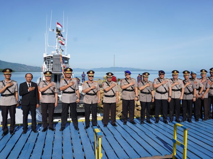 Jaga Warisan Pengabdian Maritim, Kapolda Sulbar Pimpin Tabur Bunga di Pangkalan Polairud