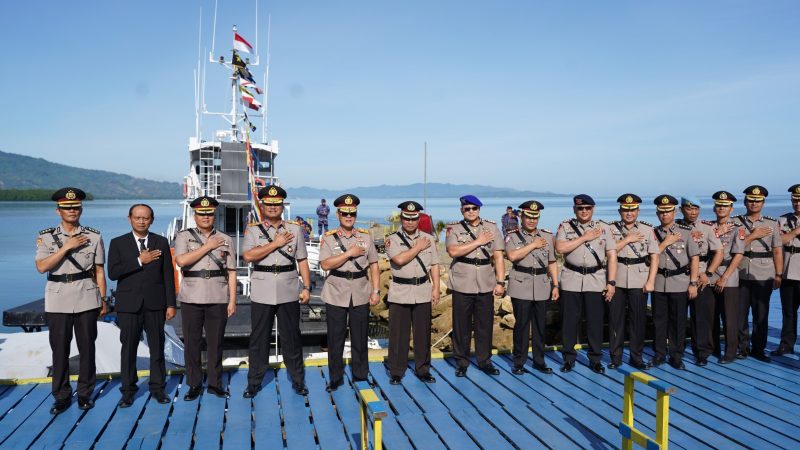 Jaga Warisan Pengabdian Maritim, Kapolda Sulbar Pimpin Tabur Bunga di Pangkalan Polairud