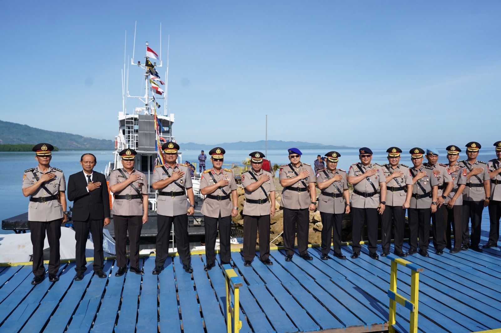 Jaga Warisan Pengabdian Maritim, Kapolda Sulbar Pimpin Tabur Bunga di Pangkalan Polairud