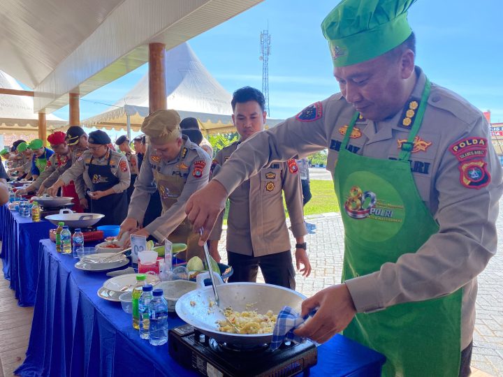 Hari Bhayangkara ke-80, Kapolda Sulbar Tunjukkan Keahlian di Dapur Bersama PJU