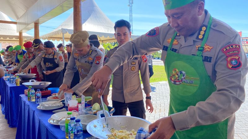 Hari Bhayangkara ke-80, Kapolda Sulbar Tunjukkan Keahlian di Dapur Bersama PJU
