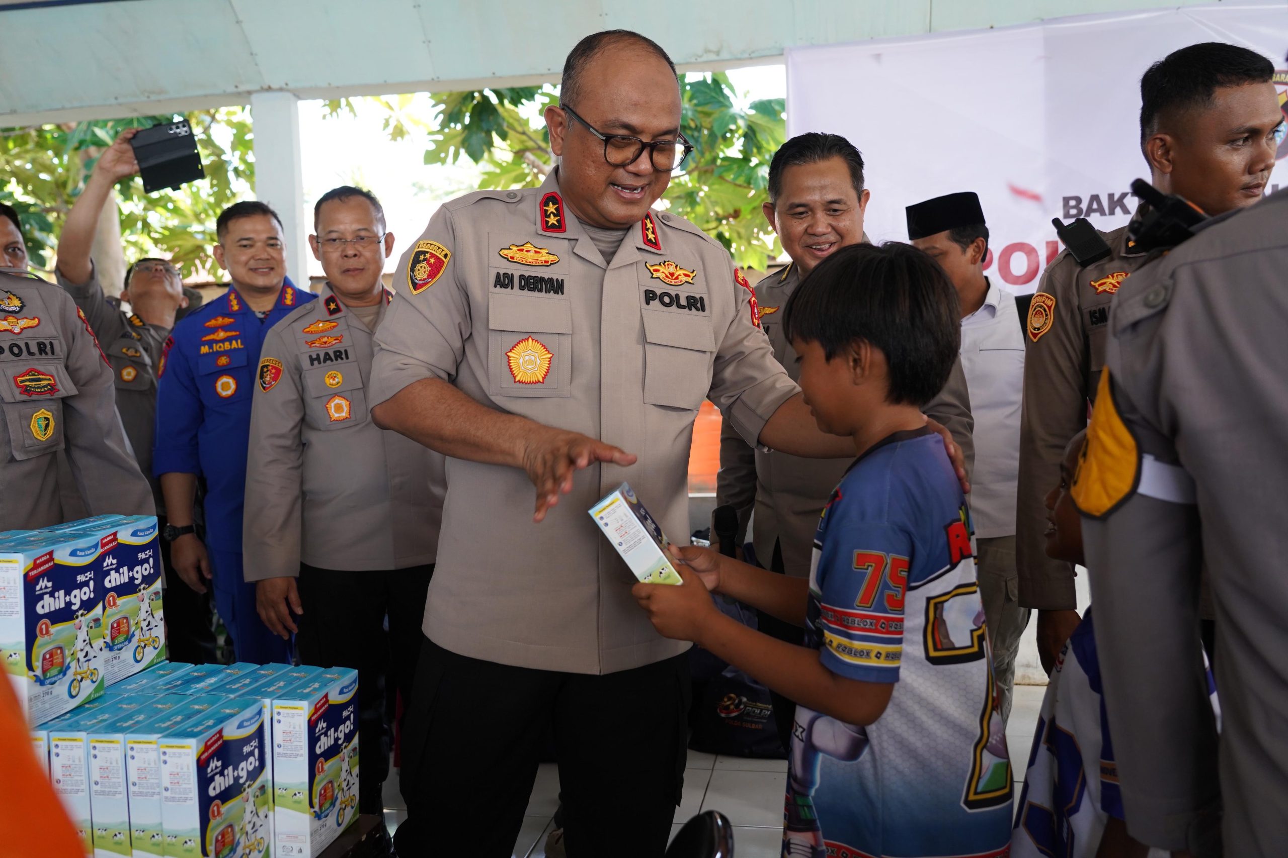 Tak Sekadar Bertugas, Kapolda Sulbar Datang sebagai Keluarga bagi Warga Pulau Ambo