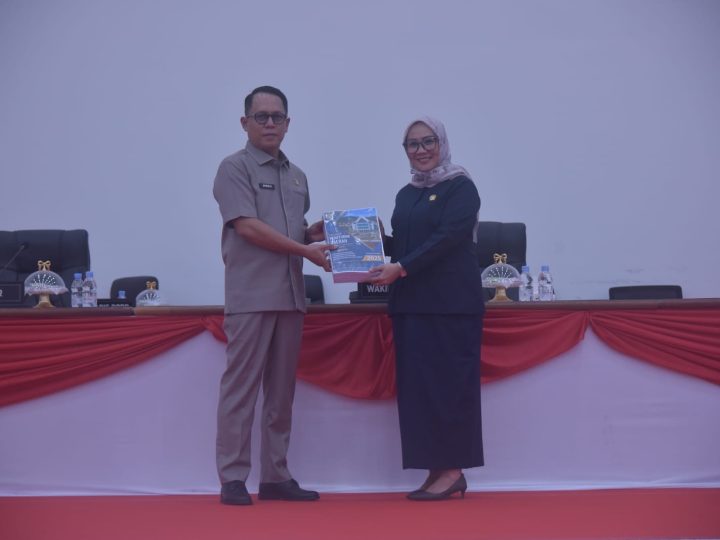 Pemprov Sulbar Kembali Raih WTP ke-12, Sekprov Serahkan Ranperda ke DPRD