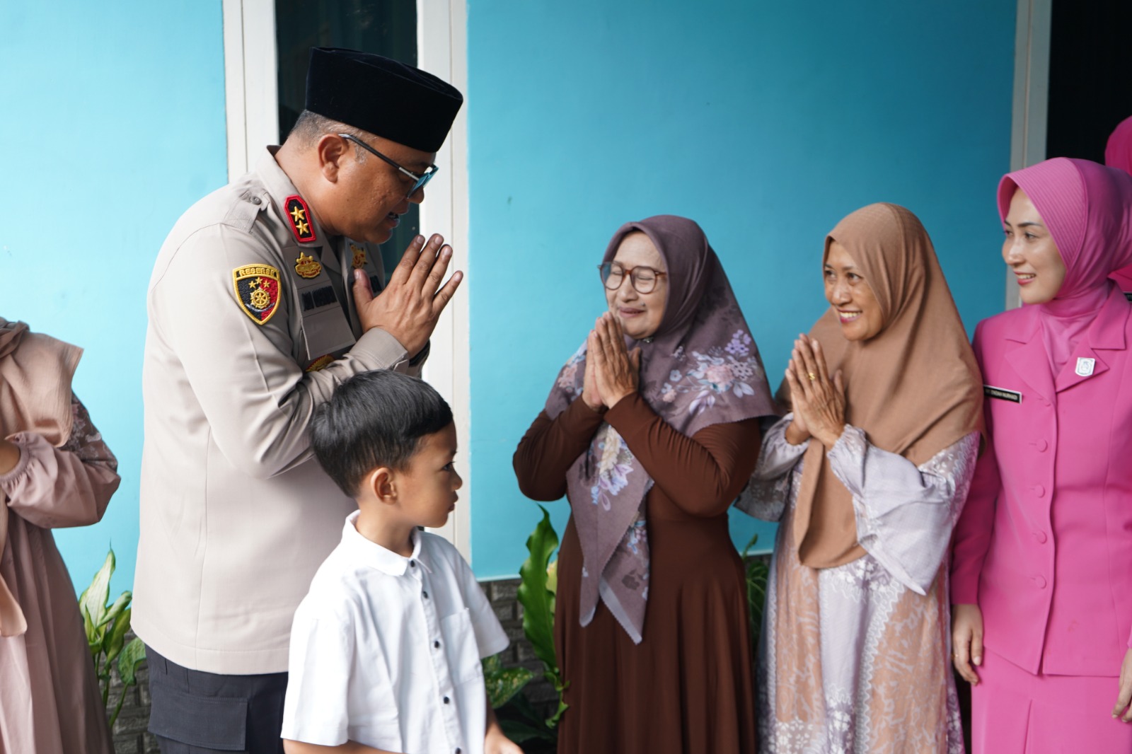 HUT Bhayangkara ke-80, Polda Sulbar Berbagi Kepedulian kepada Purnawirawan dan Warakawuri
