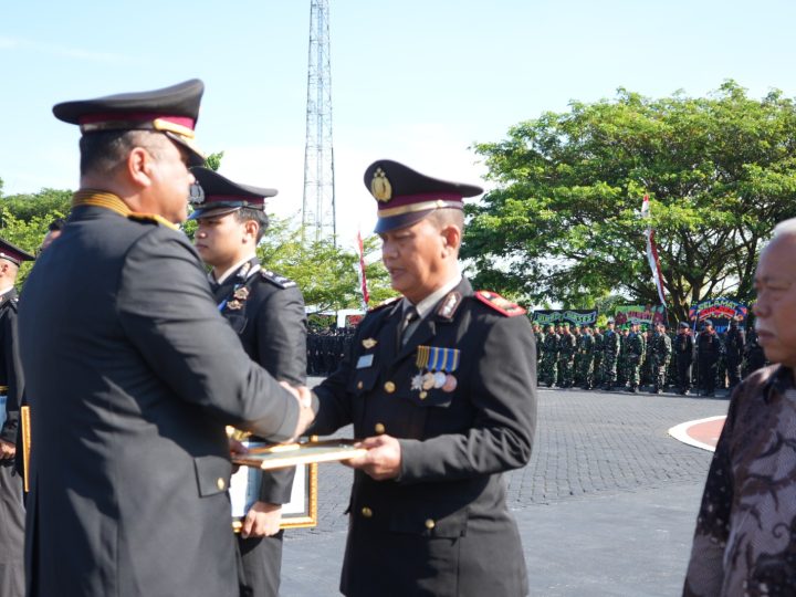 Dedikasi dan Prestasi Diapresiasi, Kapolda Sulbar Serahkan Penghargaan pada HUT Bhayangkara ke-80
