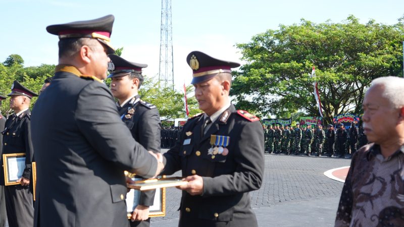 Dedikasi dan Prestasi Diapresiasi, Kapolda Sulbar Serahkan Penghargaan pada HUT Bhayangkara ke-80
