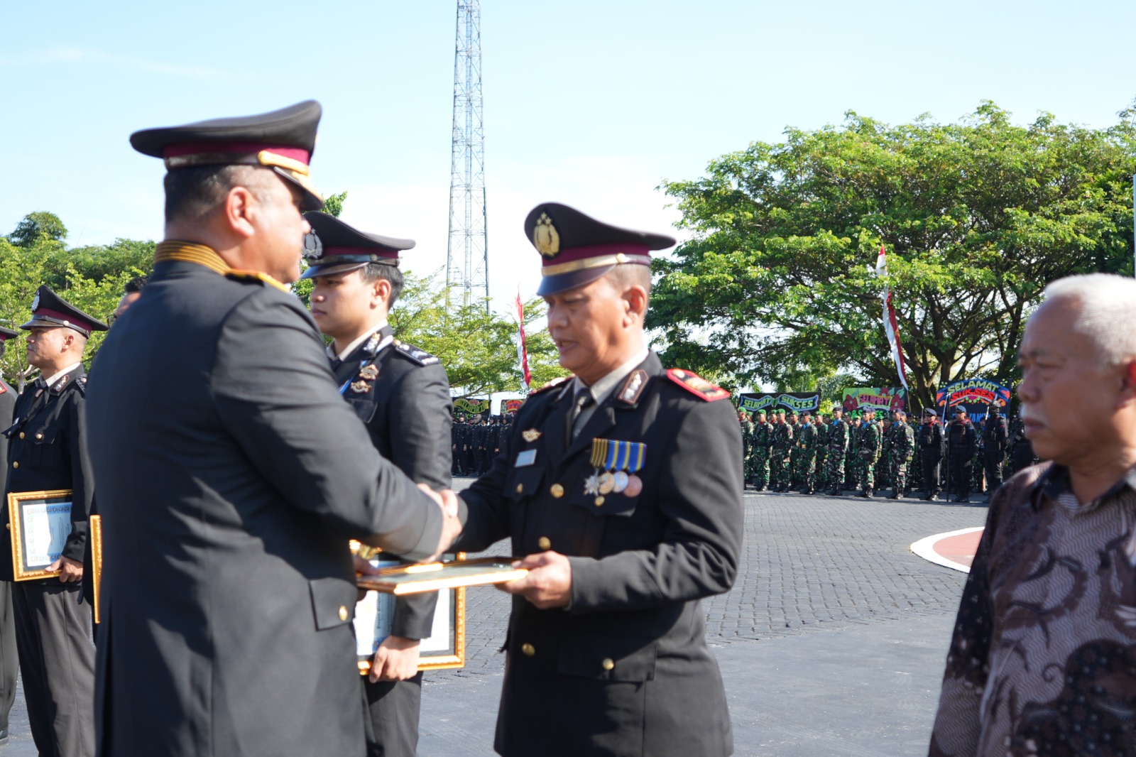 Dedikasi dan Prestasi Diapresiasi, Kapolda Sulbar Serahkan Penghargaan pada HUT Bhayangkara ke-80