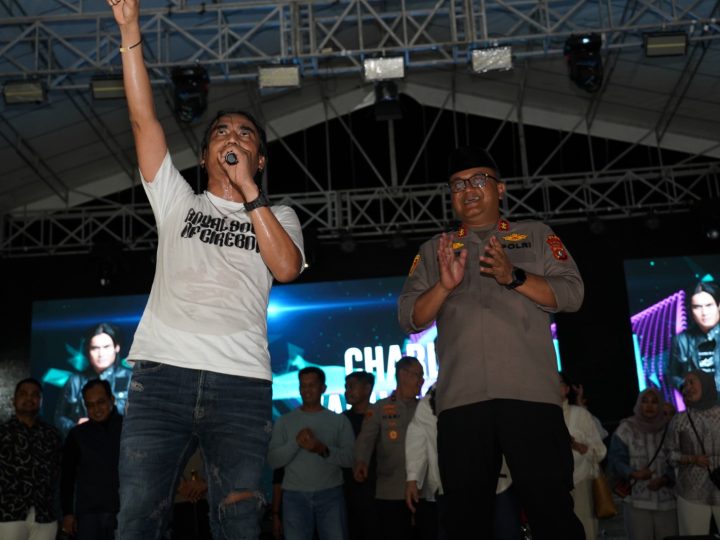 Panggung Gembira HUT Bhayangkara ke-80 Berlangsung Meriah, Charly Van Houten Hipnotis Penonton