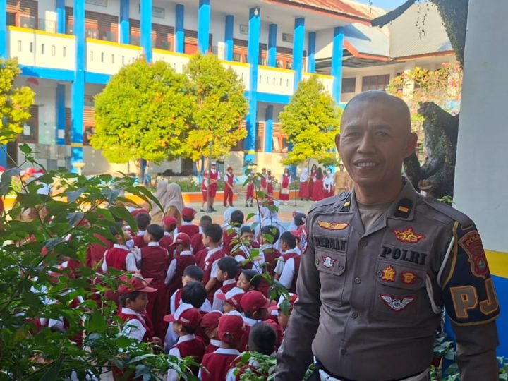 Lewat GAMAS, Personel Polda Sulbar Sisihkan Waktu Dampingi Anak Masuk Sekolah