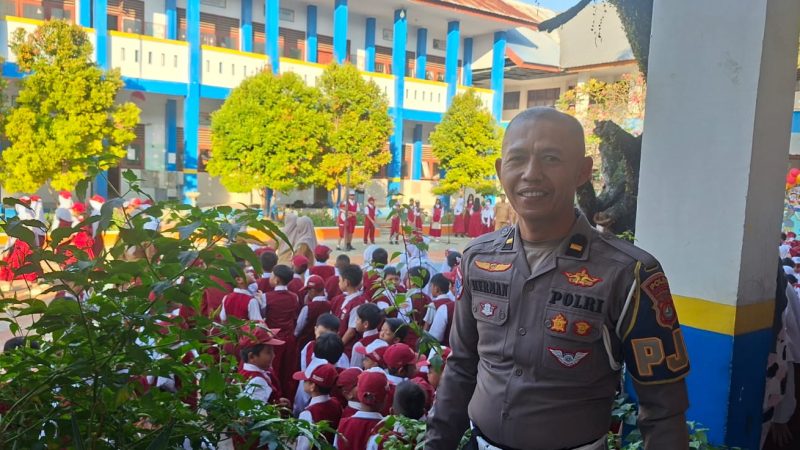 Lewat GAMAS, Personel Polda Sulbar Sisihkan Waktu Dampingi Anak Masuk Sekolah