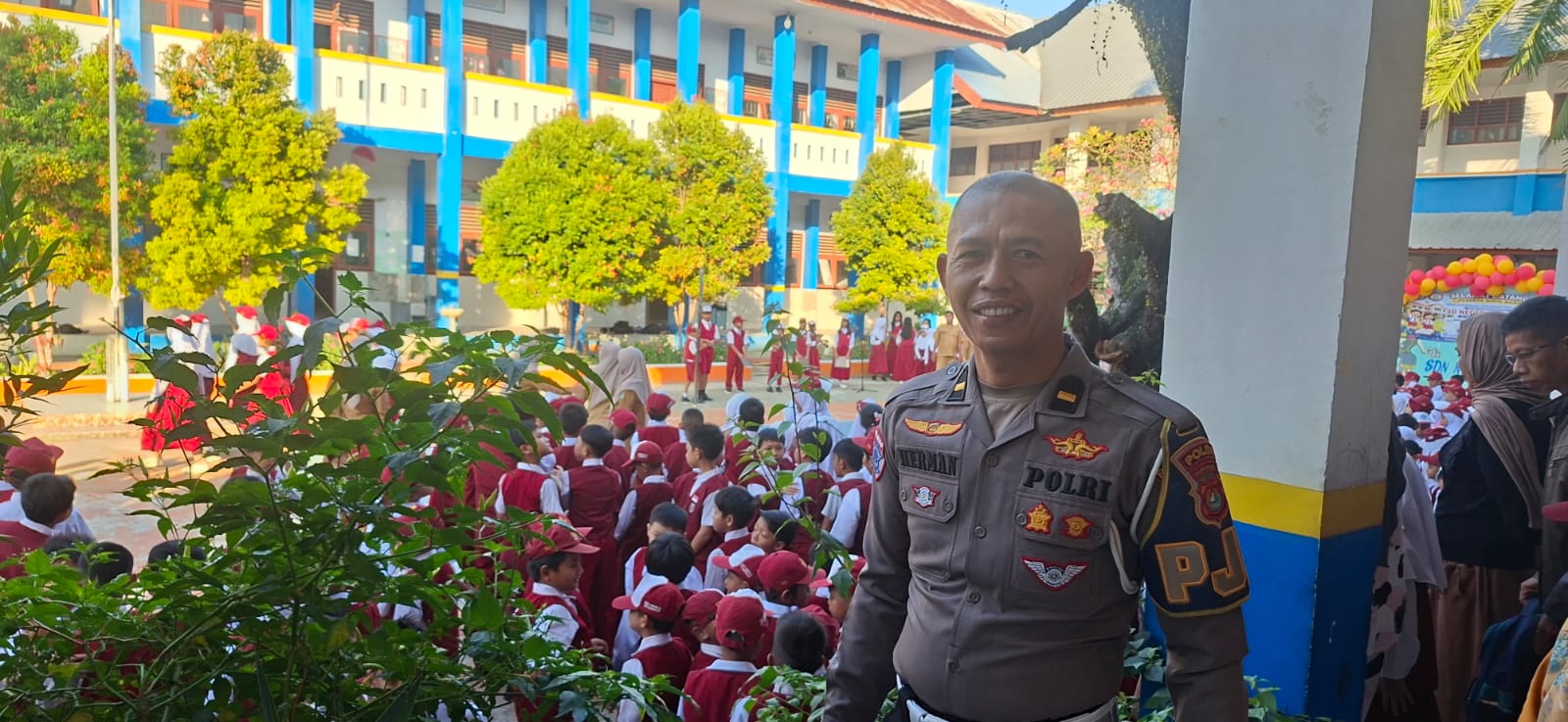 Lewat GAMAS, Personel Polda Sulbar Sisihkan Waktu Dampingi Anak Masuk Sekolah