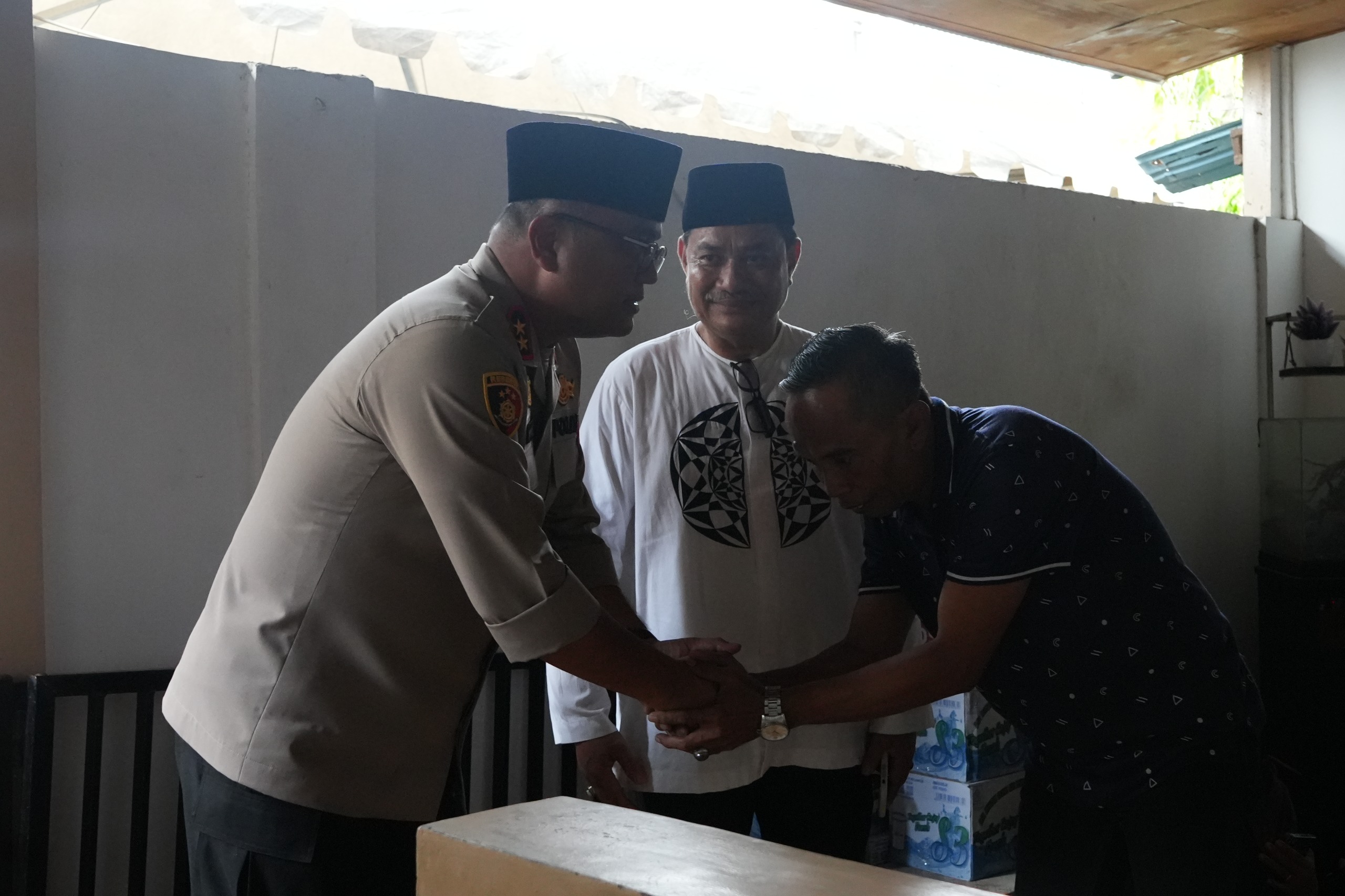 Kapolda Sulbar Kenang Keteladanan Aipda Andi Marjan Saat Takziah ke Rumah Duka