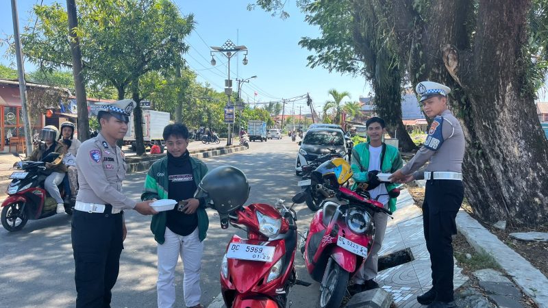Ditlantas Polda Sulbar Tebar Kepedulian, Pekerja Jalanan Nikmati Program Jumat Berkah