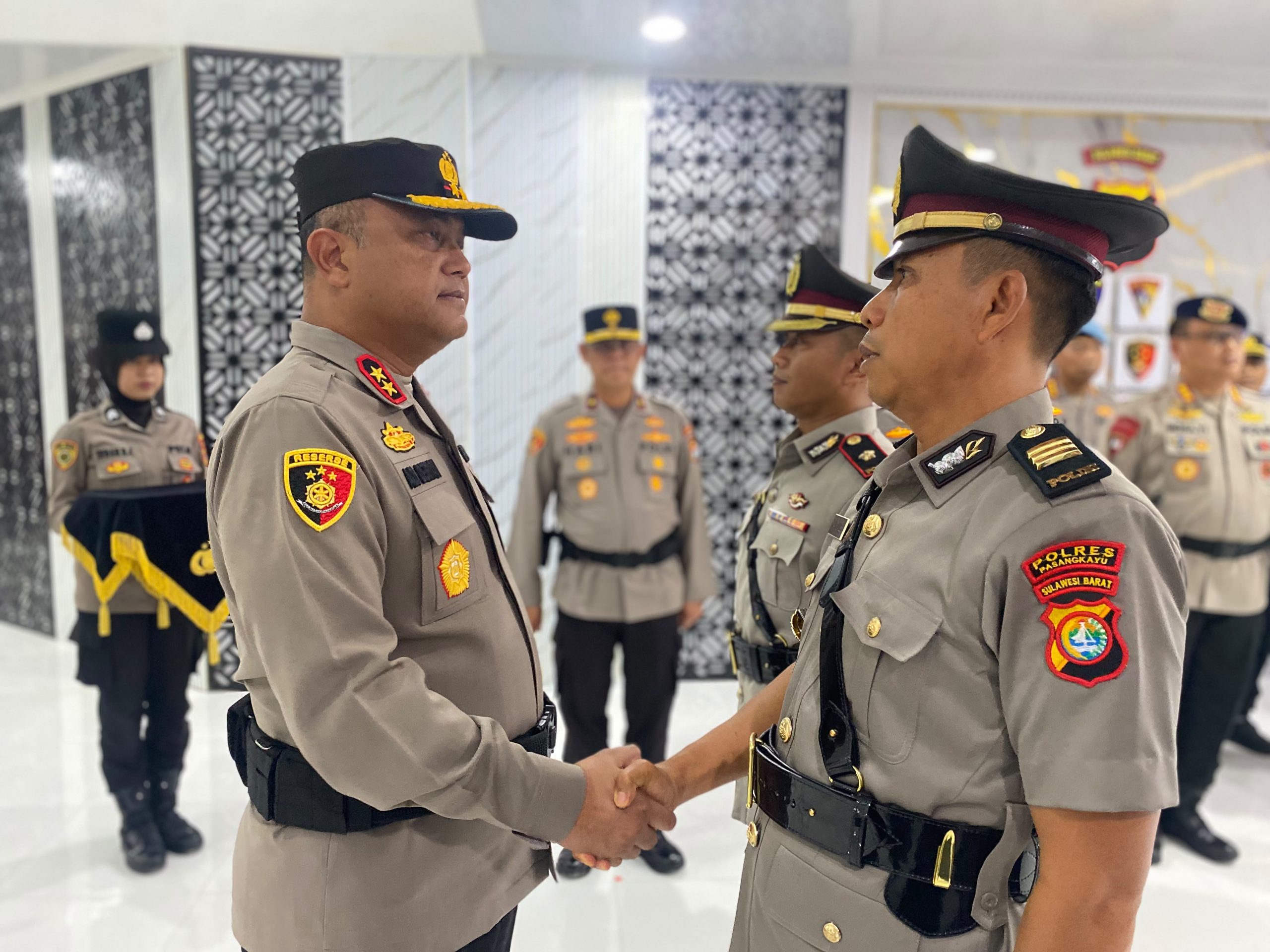 Sertijab Ka Yanma Polda Sulbar Berlangsung Khidmat, Kapolda Tekankan Komitmen Pengabdian