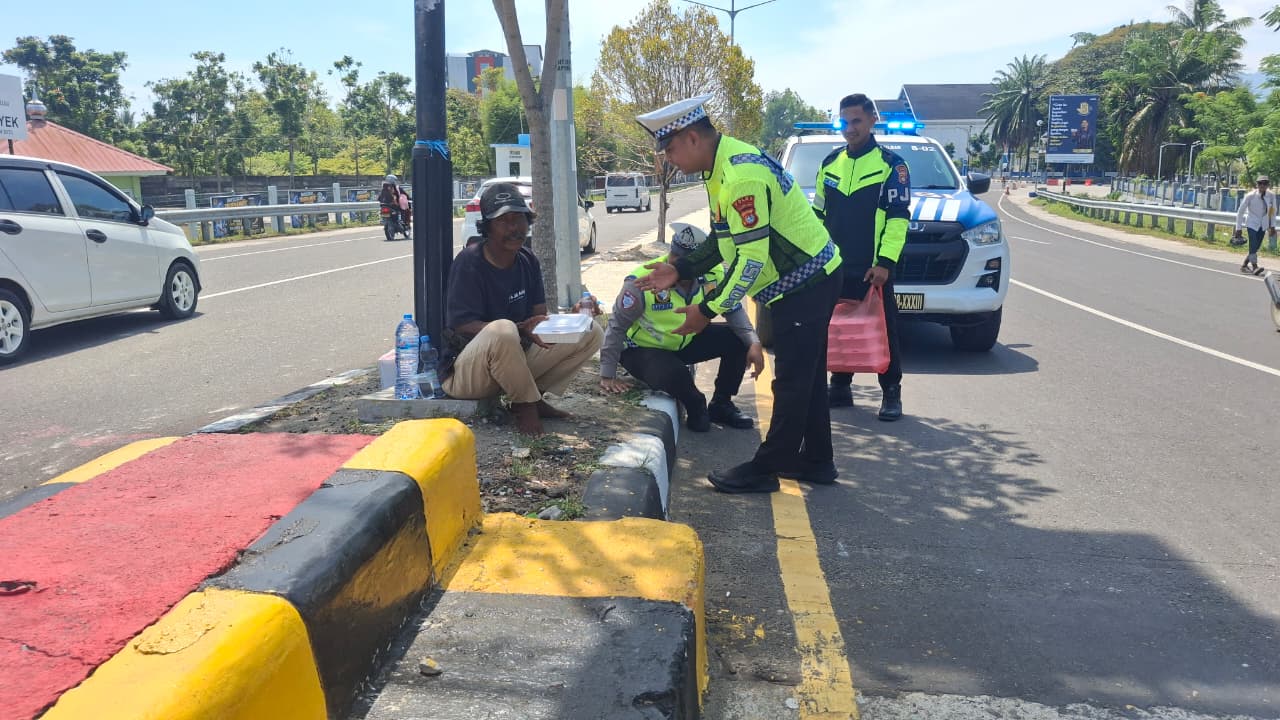 Berbagi di Hari Jumat, Polantas Karib Hadirkan Kepedulian bagi Warga Mamuju