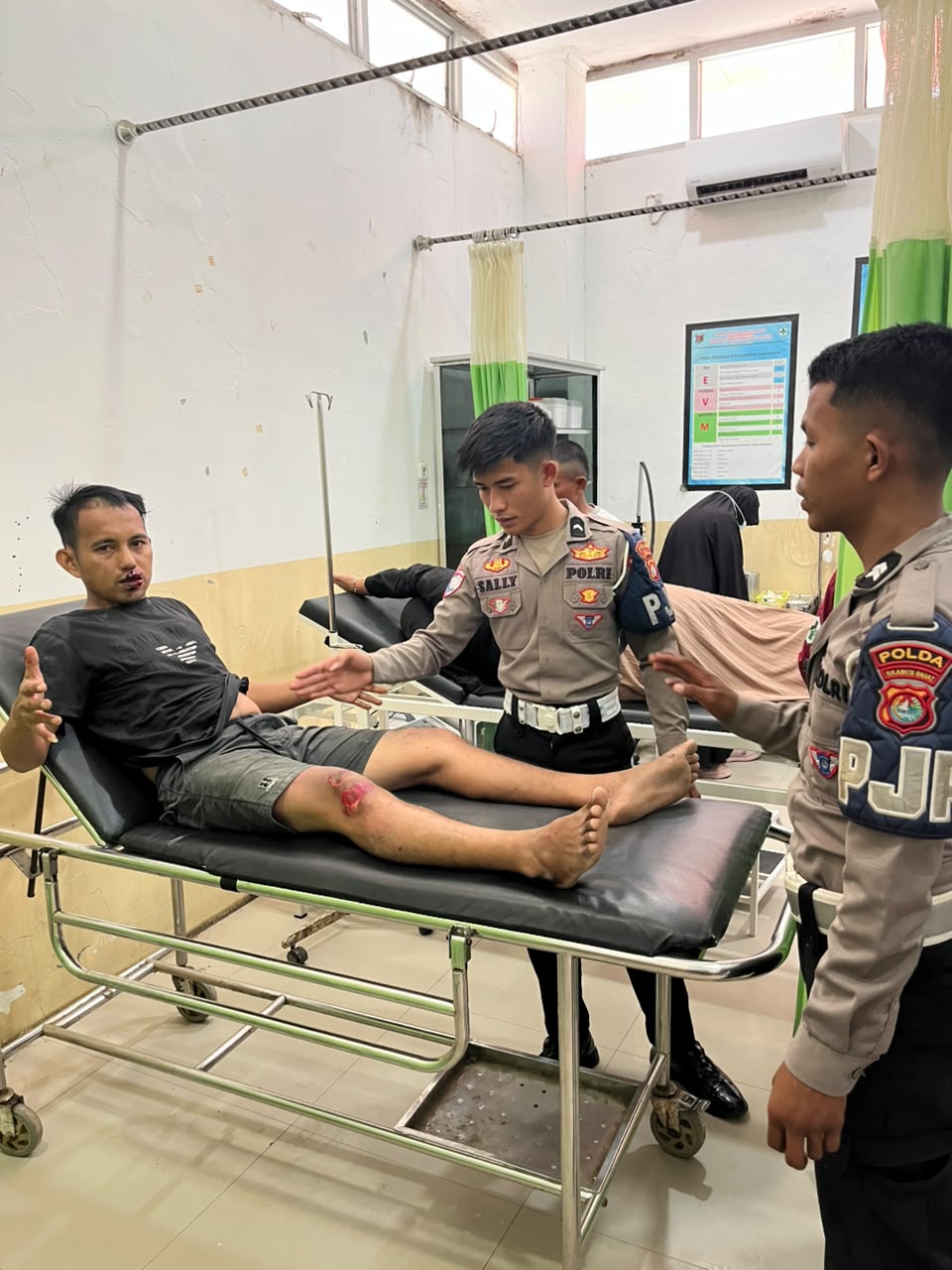 Humanis di Jalan Raya, Polantas Polda Sulbar Utamakan Keselamatan Korban Kecelakaan