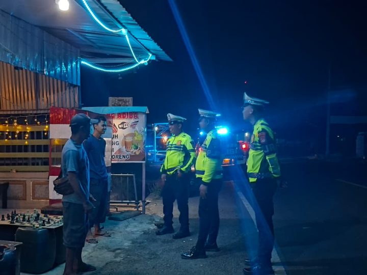 Patroli Blue Light Polda Sulbar, Polisi Hadir Mengayomi dan Menjaga Kamtibmas di Mamuju