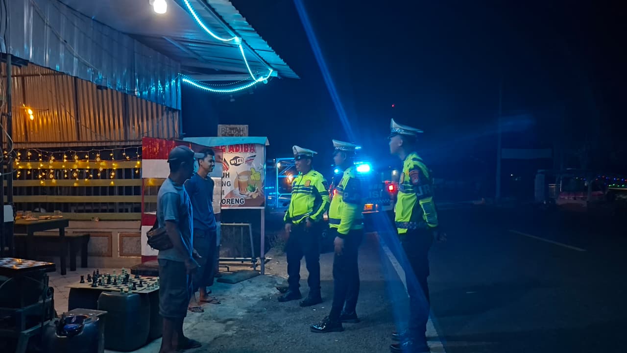 Patroli Blue Light Polda Sulbar, Polisi Hadir Mengayomi dan Menjaga Kamtibmas di Mamuju