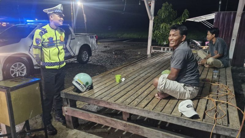 Tak Sekadar Berpatroli, Polantas KARIB Bangun Kedekatan dengan Warga Kalukku