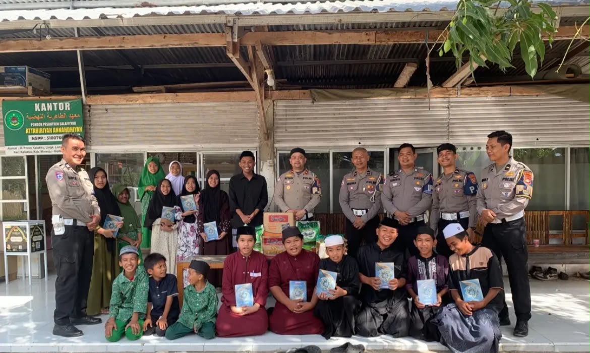 Pererat Silaturahmi, Sat PJR Polda Sulbar Bantu Pondok Pesantren Lewat Program Polantas Karib