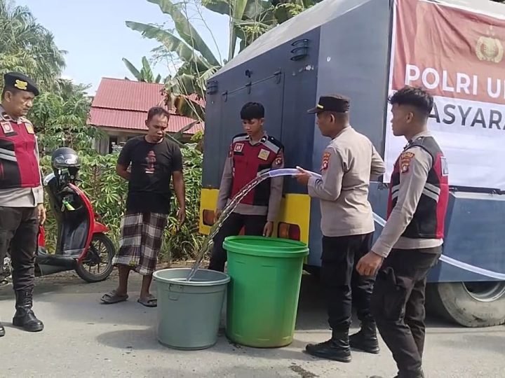 Polres Mamuju Tengah Bantu Warga Terdampak Kekeringan Lewat Penyaluran Air Bersih