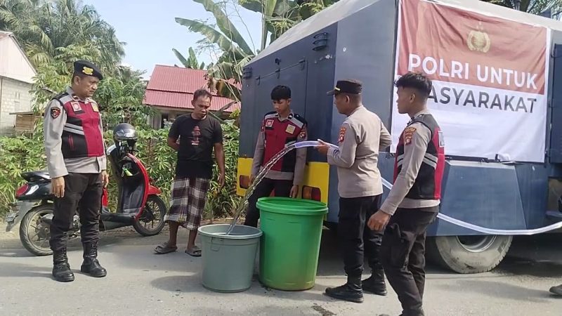 Polres Mamuju Tengah Bantu Warga Terdampak Kekeringan Lewat Penyaluran Air Bersih