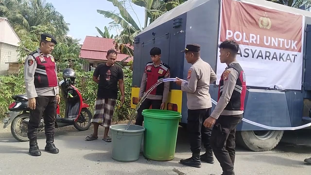 Polres Mamuju Tengah Bantu Warga Terdampak Kekeringan Lewat Penyaluran Air Bersih