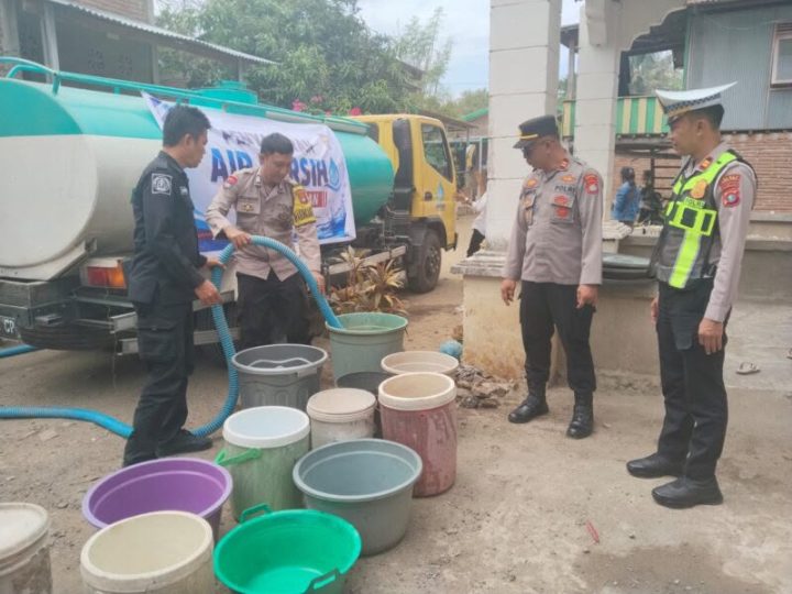 Atasi Kekeringan, Polres Polman Distribusikan 8.000 Liter Air Bersih ke Warga