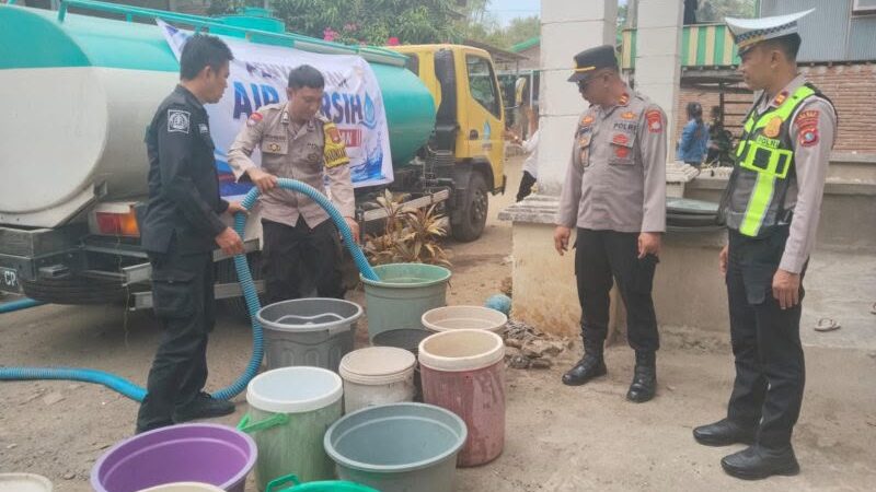 Atasi Kekeringan, Polres Polman Distribusikan 8.000 Liter Air Bersih ke Warga