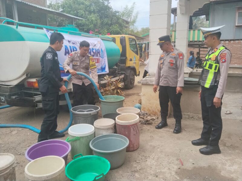 Atasi Kekeringan, Polres Polman Distribusikan 8.000 Liter Air Bersih ke Warga