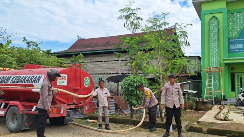 Peduli Warga Terdampak Kekeringan, Polisi di Pasangkayu Distribusikan Air Bersih