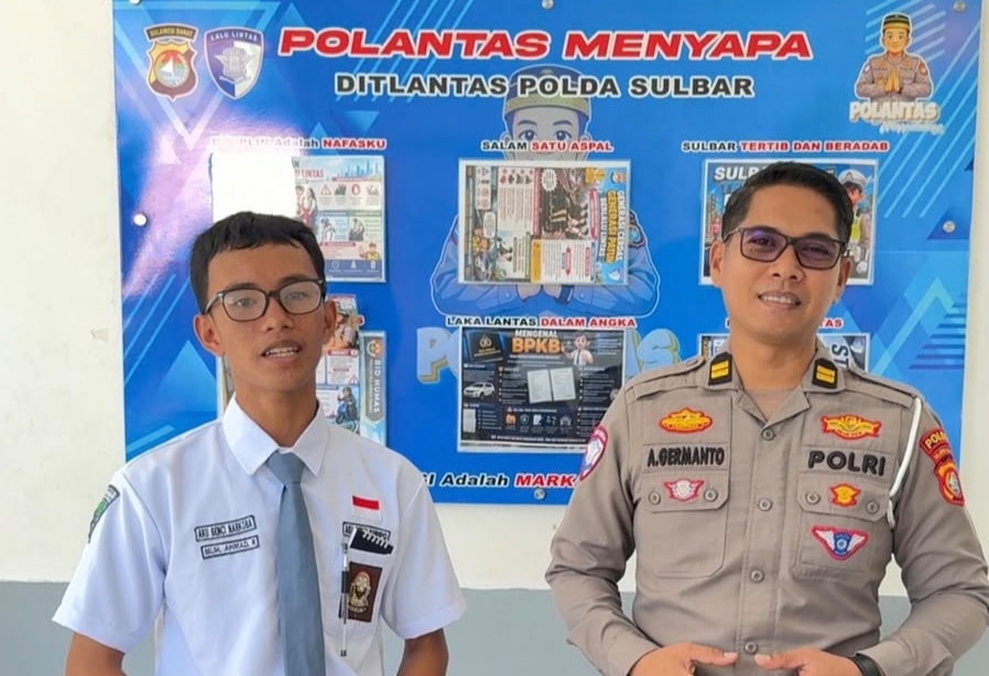 Ditlantas Polda Sulbar Pasang Mading Edukasi Lalu Lintas di SMAN 1 Mamuju