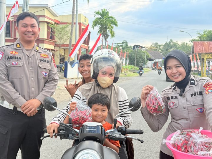 Apresiasi Pengendara Disiplin, Ditlantas Polda Sulbar Bagikan Cabe Hasil Pekarangan Lestari