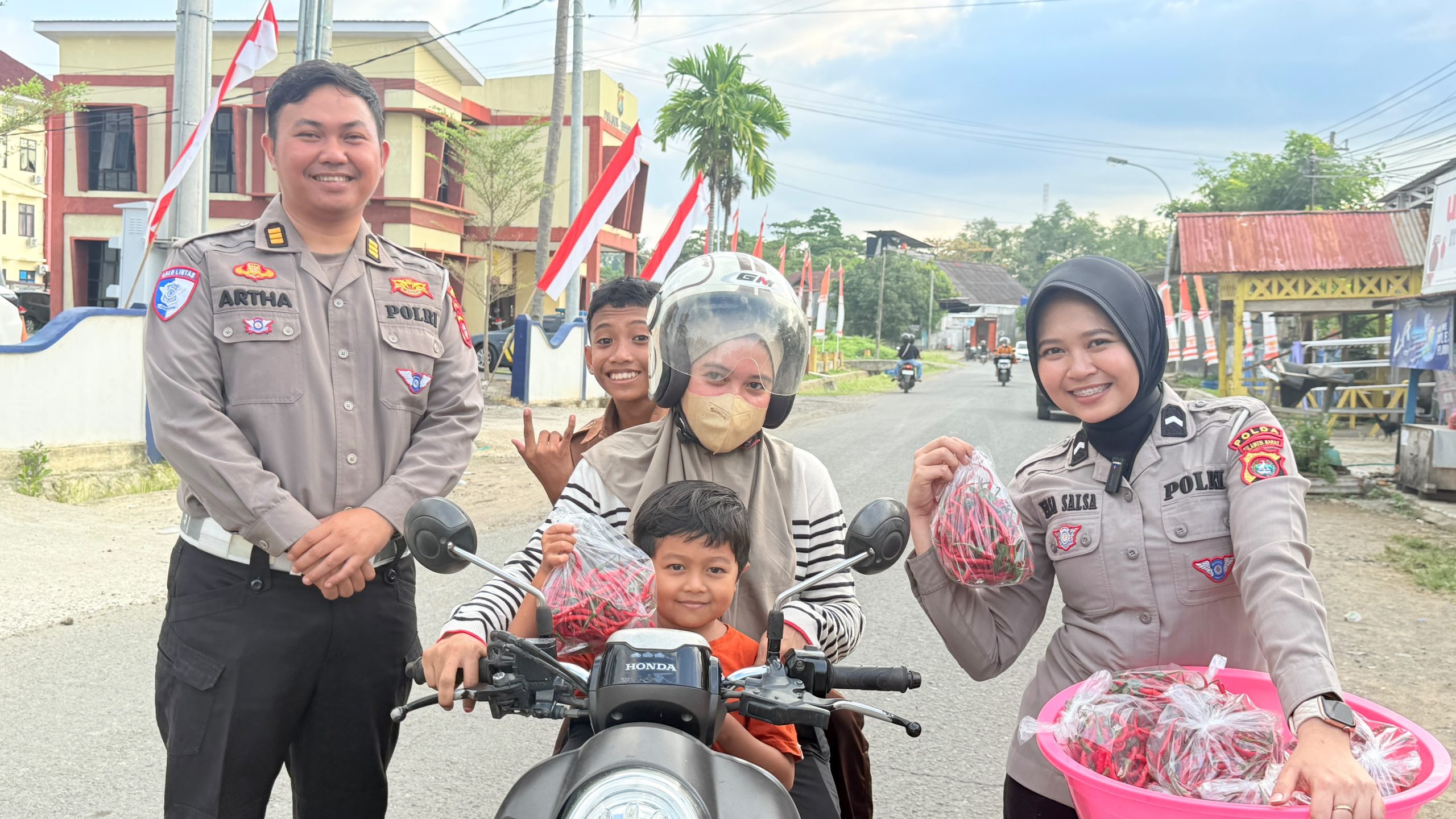 Apresiasi Pengendara Disiplin, Ditlantas Polda Sulbar Bagikan Cabe Hasil Pekarangan Lestari