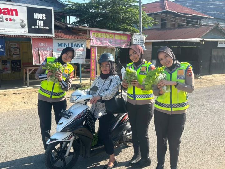 Polantas Karib, Ditlantas Polda Sulbar Panen dan Berbagi Hasil Kebun kepada Warga