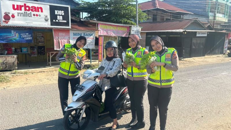 Polantas Karib, Ditlantas Polda Sulbar Panen dan Berbagi Hasil Kebun kepada Warga