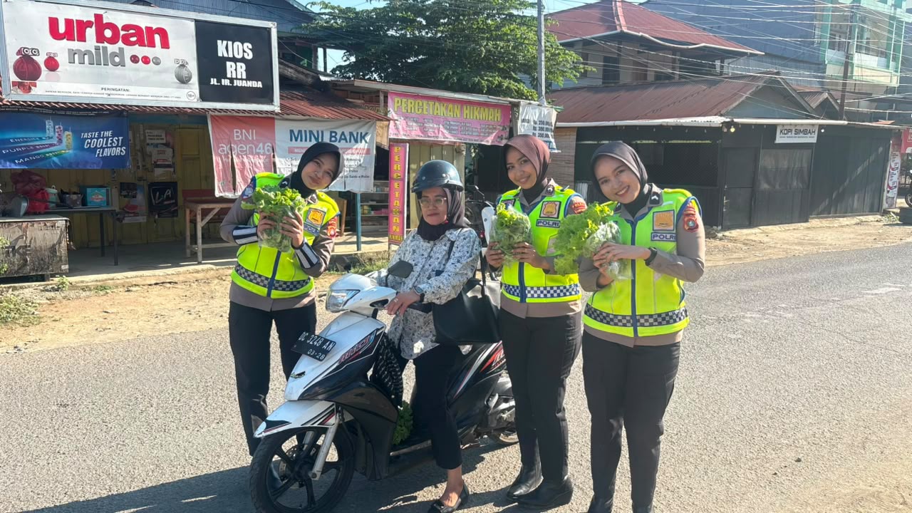 Polantas Karib, Ditlantas Polda Sulbar Panen dan Berbagi Hasil Kebun kepada Warga
