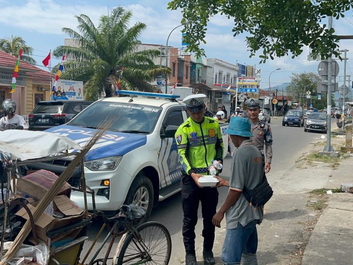 Ditlantas Polda Sulbar Wujudkan Polantas Humanis melalui Aksi Jumat Berkah