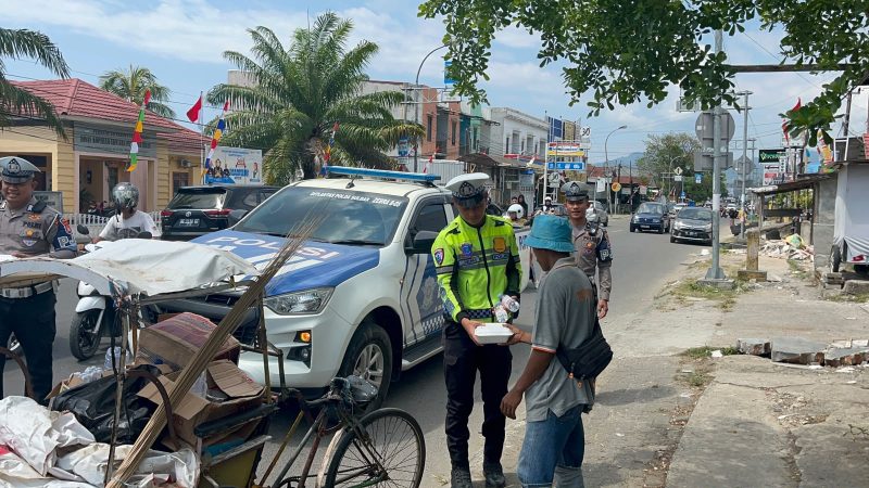 Ditlantas Polda Sulbar Wujudkan Polantas Humanis melalui Aksi Jumat Berkah