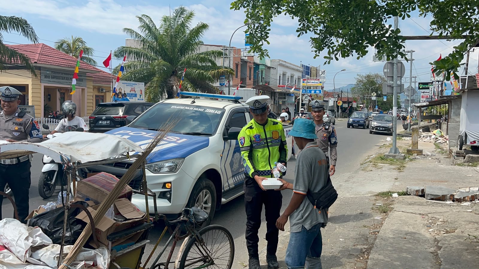 Ditlantas Polda Sulbar Wujudkan Polantas Humanis melalui Aksi Jumat Berkah