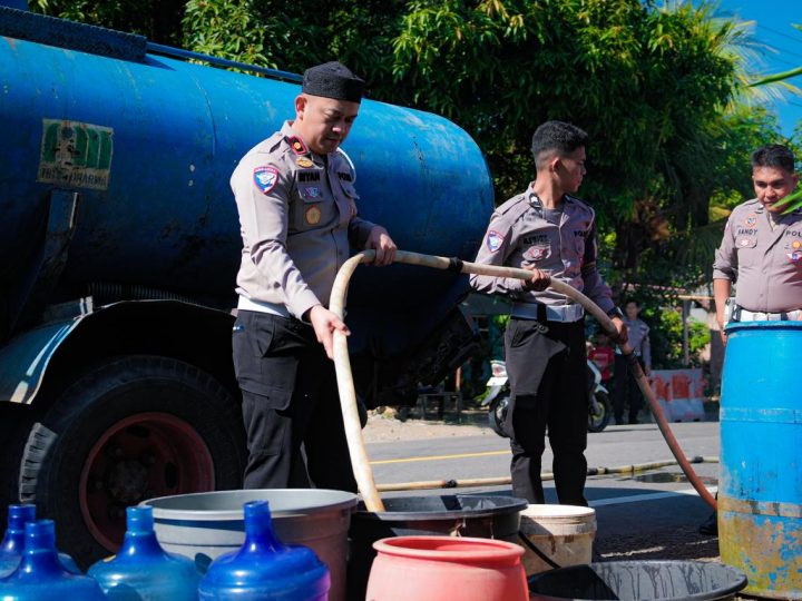 Di Tengah Kemarau, Polantas Polda Sulbar Hadir Salurkan Air Bersih untuk Warga