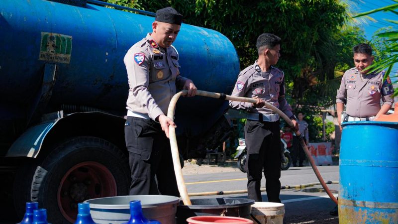 Di Tengah Kemarau, Polantas Polda Sulbar Hadir Salurkan Air Bersih untuk Warga