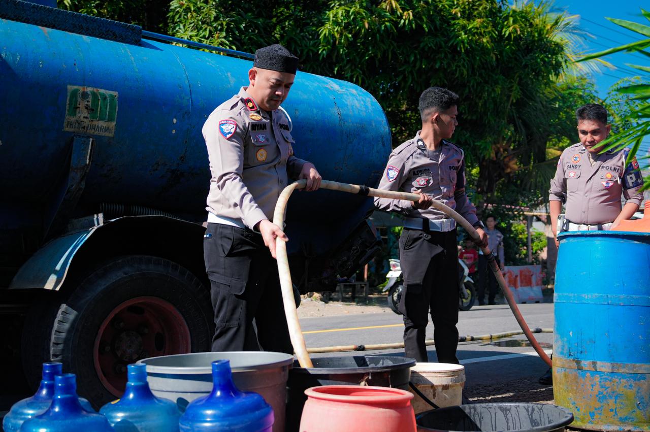Di Tengah Kemarau, Polantas Polda Sulbar Hadir Salurkan Air Bersih untuk Warga