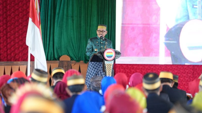 Gubernur SDK Dikukuhkan dan Terima Penghargaan dari Pemangku Adat Arajang Balanipa