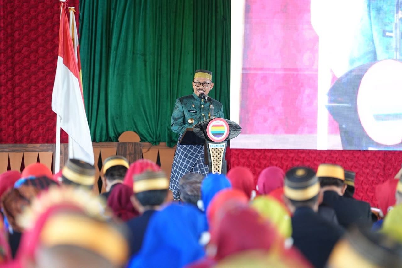 Gubernur SDK Dikukuhkan dan Terima Penghargaan dari Pemangku Adat Arajang Balanipa
