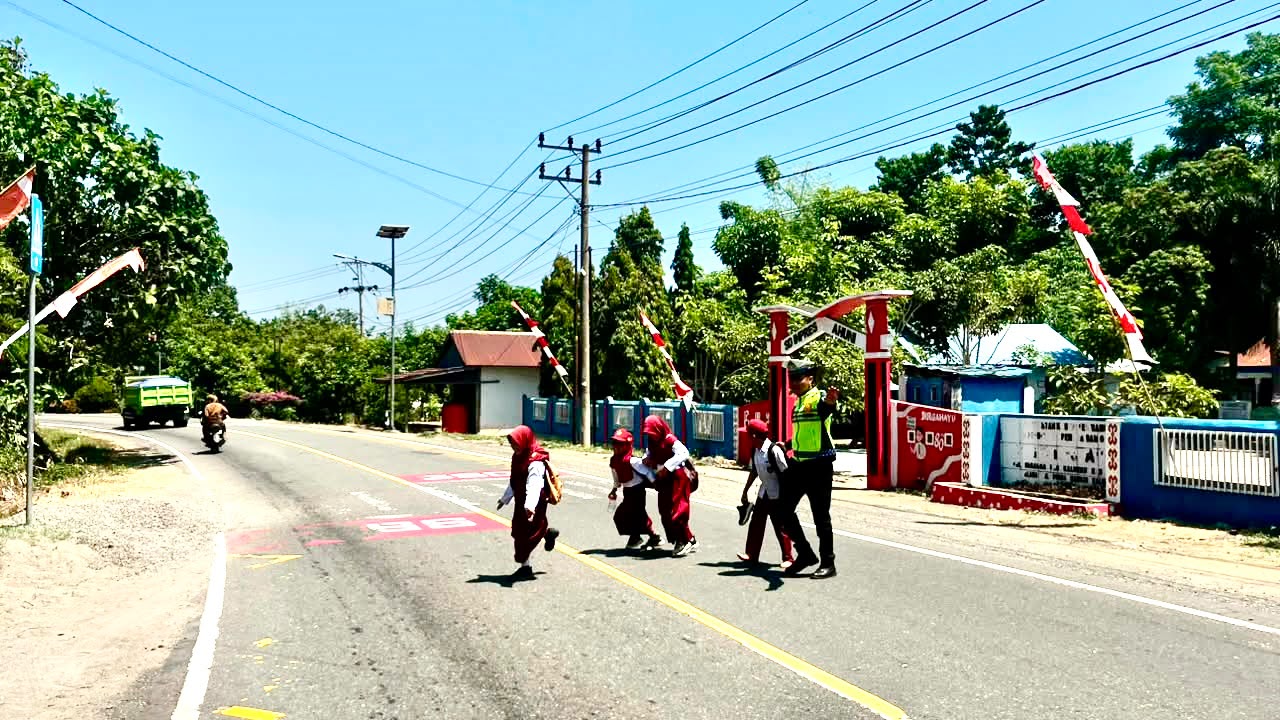 Di Balik Rompi Polantas Polda Sulbar, Ada Kepedulian untuk Keselamatan Anak Sekolah