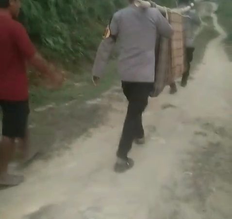 Jalan Tak Bisa Dilalui Ambulans, Bhabinkamtibmas Gotong Nenek Sania Menembus Pegunungan Mambi