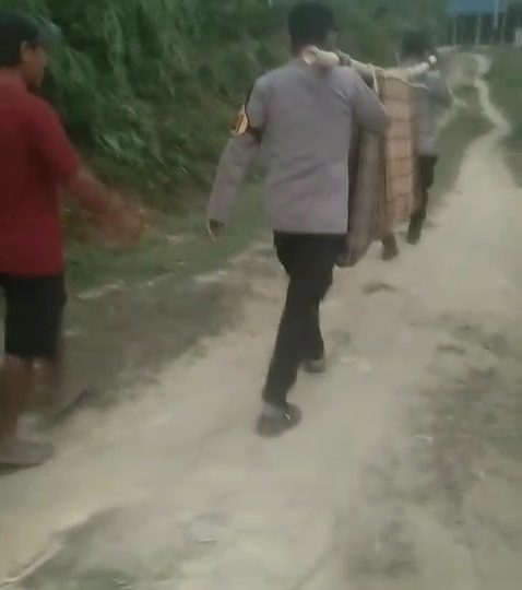 Jalan Tak Bisa Dilalui Ambulans, Bhabinkamtibmas Gotong Nenek Sania Menembus Pegunungan Mambi