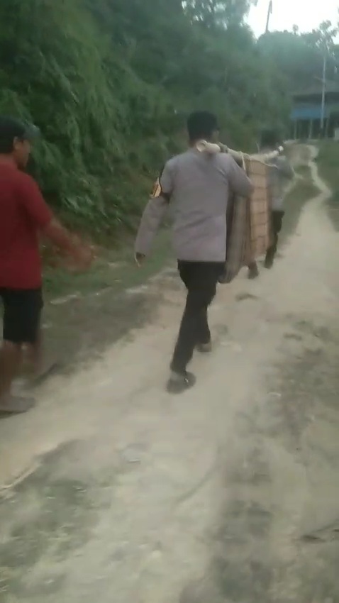 Jalan Tak Bisa Dilalui Ambulans, Bhabinkamtibmas Gotong Nenek Sania Menembus Pegunungan Mambi