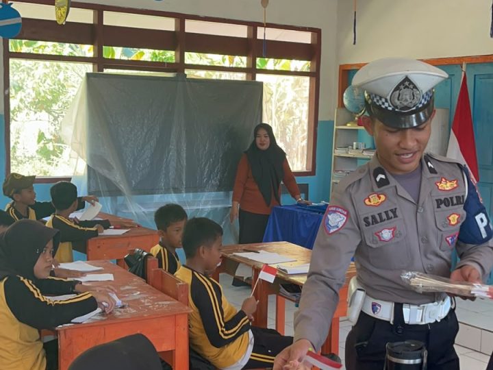 Tanamkan Cinta Tanah Air Sejak Dini, Ditlantas Polda Sulbar Bagikan Bendera Merah Putih di SD Lengke